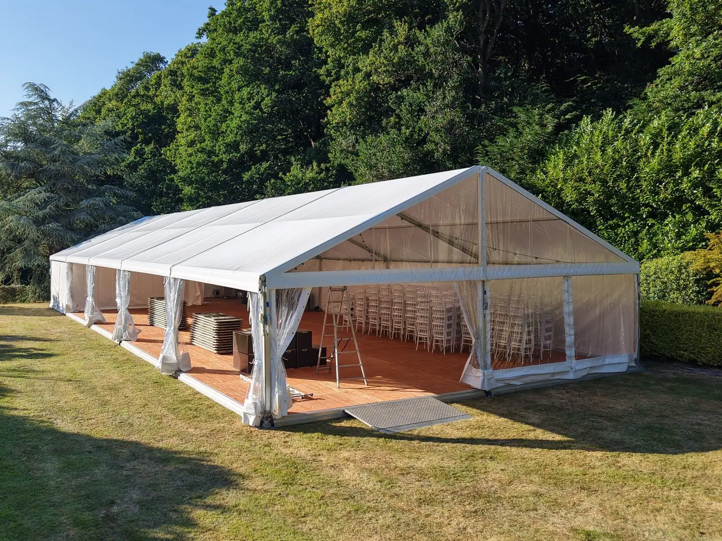 Location tente mariage Norabri : chapiteau mariage bi-pente blanc pour une réception