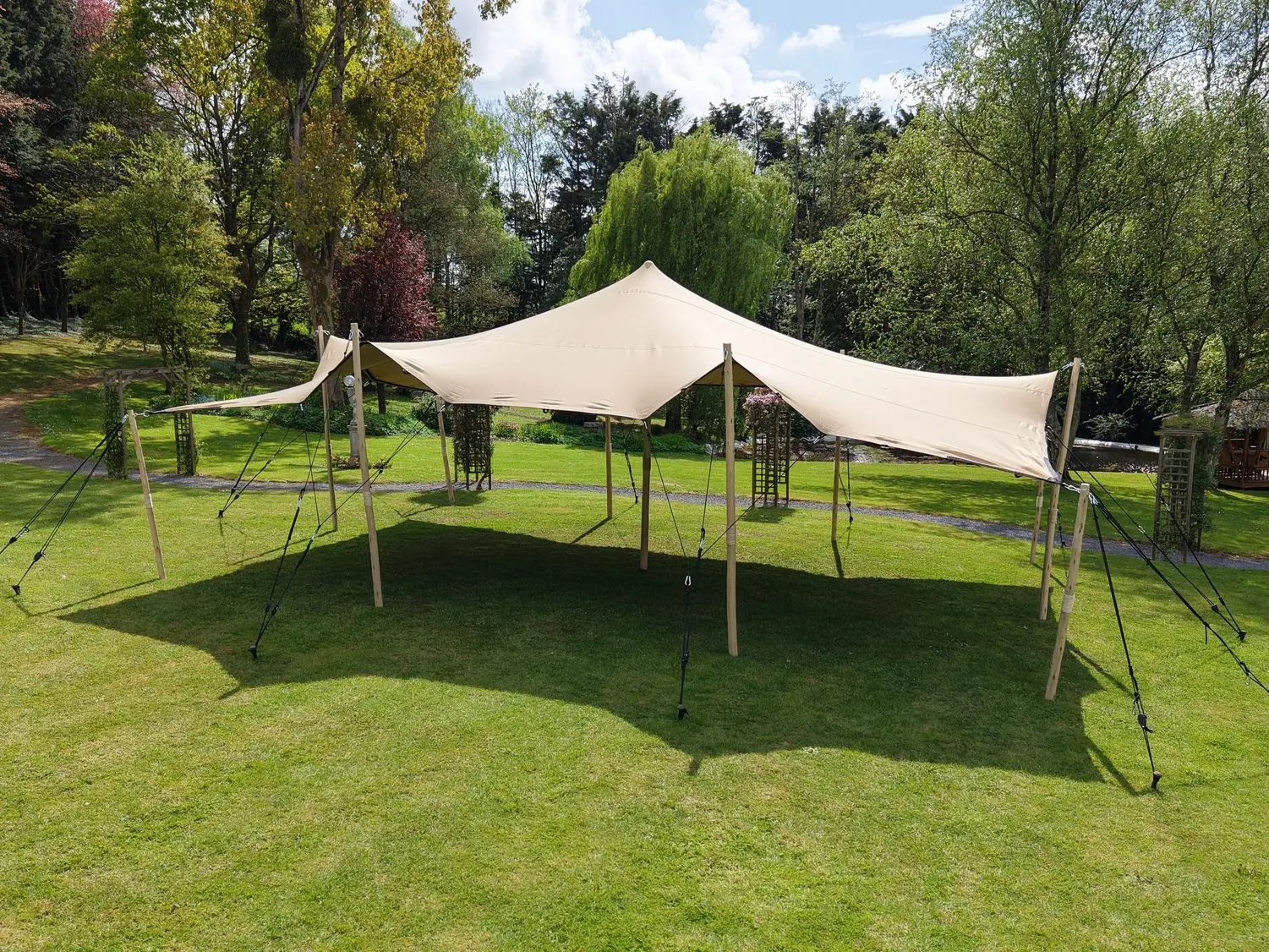 Location tente mariage Norabri : tente stretch pour un mariage champêtre en Normandie
